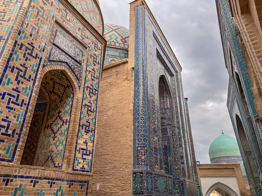 The towering blue tiled facades of Shah-i-zinda.